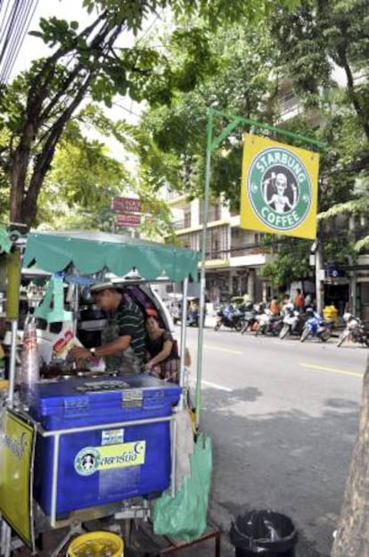 Damrong Maslae, propietario de un puesto ambulante en el que sirve café y otros brebajes locales, está dispuesto a plantar cara en los tribunales a la multinacional cafetera Starbucks, quien acusa al empresario tailandés de infringir las leyes de Propiedad Intelectual al copiarle un logotipo.