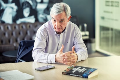 Rafael Dezcallar, con un ejemplar de su libro 'El ascenso de China' , durante la entrevista.
