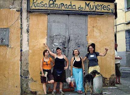 En el número 40 de Embajadores se instaló la Eskalera Karakola, un proyecto feminista nacido en 1996. Allí cuelga el cartel: "Ni G-8. Ni G-20. Ni G-Gaitas. Báilate la crisis". Esta y otras imágenes se pueden ver en www.casaarabe.es.