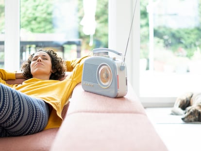 Dale un toque original a tu casa con una radio de estética retro. GETTY IMAGES.