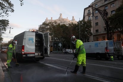 Operarios del equipo de limpieza del Ayuntamiento de Barcelona, en una imagen de archivo.