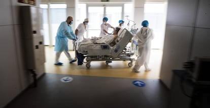 Varios sanitarios trasladan a una paciente de la zona de semicríticos a la UCI del Zendal, en enero de 2021.