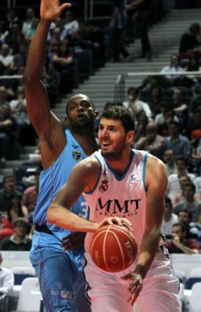 Mirotic entra a canasta ante Barnes.