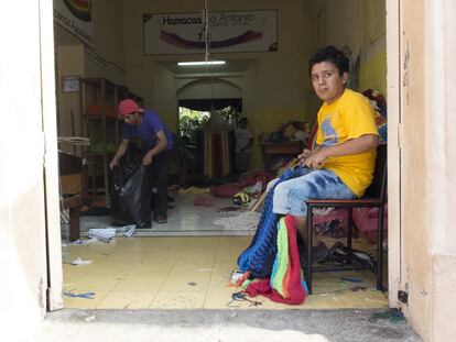 Un chico trabaja entrelazando algodón en el taller de Hamacas del Centro Social Tio Antonio de Granada (Nicaragua), que da empleo a 32 jóvenes con discapacidad para que se ganen la vida y sean independientes gracias a la fabricación y venta de objetos de tela.
