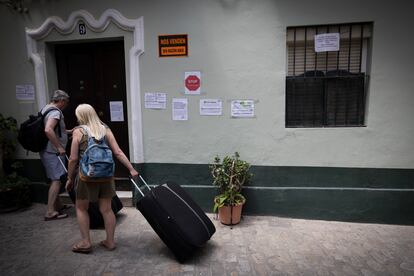 Two tourists arrive with their suitcases at María’s doorway, 9 Mesón street, on April 10. 