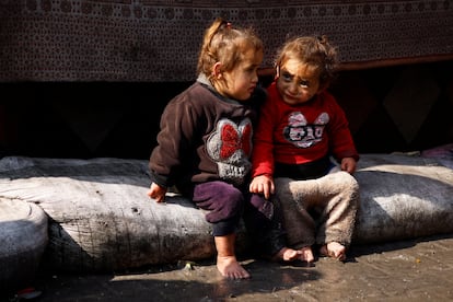 Two displaced girls in a refugee camp in Rafah on Monday.