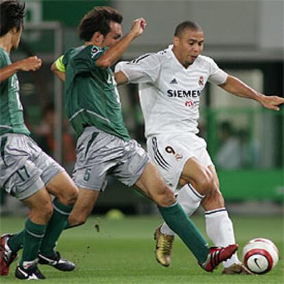 Ronaldo intenta escaparse de Togawa y Yoneyama.