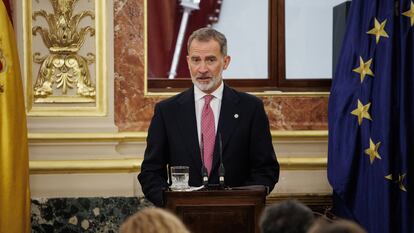 El Rey Felipe VI interviene durante la entrega de la Medalla del Congreso de los Diputados a los expresidentes de la Cámara, en el Congreso, este jueves.