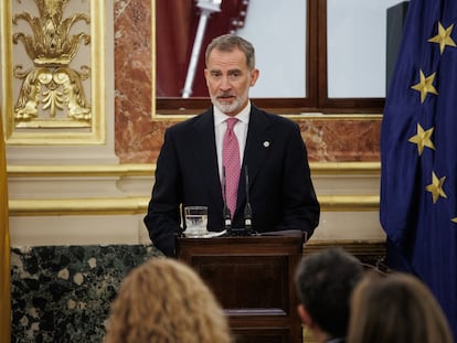 El Rey Felipe VI interviene durante la entrega de la Medalla del Congreso de los Diputados a los expresidentes de la Cámara, en el Congreso, este jueves.