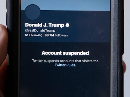 Tela mostra a suspensão da página do ex-presidente Donald Trump do Twitter