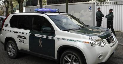 Agentes de la Guardia Civil cen un operativo.