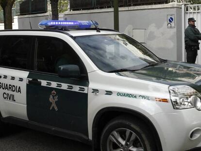 Agentes de la Guardia Civil cen un operativo.