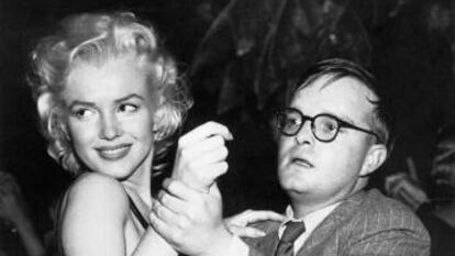 Marilyn Monroe y Truman Capote bailan en el Morocco de Nueva York en 1955.