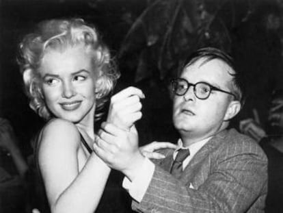 Marilyn Monroe y Truman Capote bailan en el Morocco de Nueva York en 1955.