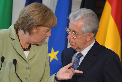 La canciller alemana charla con el primer ministro italiano tras la conferencia de prensa.