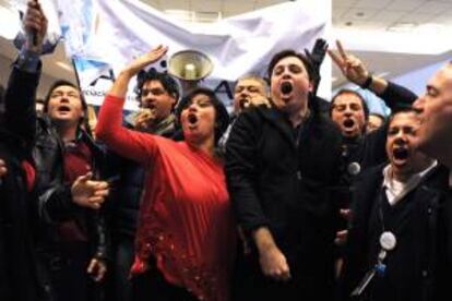 Fotografía cedida por la Agencia Telam el 26 de agosto de 2013, en la que se observa una protesta de trabajadores de sindicatos aeronáuticos cerca al Aeroparque Jorge Newbery de Buenos Aires (Argentina).