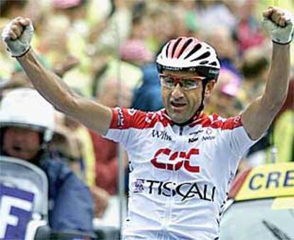 Laurent Jalabert levanta los brazos en señal de triunfo en la etapa de ayer.