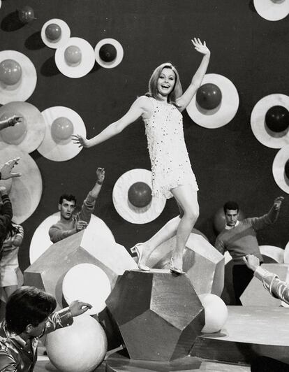 A falta de nuestro Swinging London, Rocío Dúrcal dejó una de las secuencias más movidas como espontánea go-go girl y con un minivestido estilo Paco Rabanne en la película Amor en el aire (Luis Cesar Amadori, 1967)