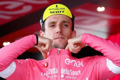 Yates, de rosa, tras la etapa en la que más ha sufrido.