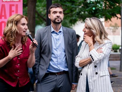 Desde la izquierda, la cabeza de lista de Sumar a las elecciones europeas, Estrella Galán, el primer teniente de alcalde de Alcorcón, Jesús Santos, y la vicepresidenta Yolanda Díaz, en un acto de campaña, el 3 de junio en Alcorcón (Madrid).