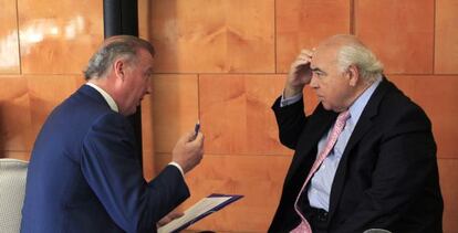 El presidente de Realia, Ignacio Bayón (derecha), conversa con el director general, Iñigo Aldaz, poco antes de la junta.