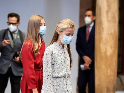 La princesa Leonor y la infanta Sofía, con vestidos de Poète en la entrega de los Premios Princesa de Asturias de 2020.