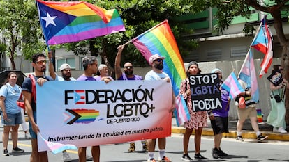 Miembros de la Federación LGBTQ+ de Puerto Rico marchan con banderas y pancartas en rechazo a la discriminación.