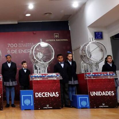GRAF8081. MADRID, 06/01/2020.- Vista del tradicional Sorteo Extraordinario del Niño, el segundo más importante de la Lotería Nacional, que se celebra este lunes en el Salón de Sorteos de Loterías y Apuestas del Estado de Madrid, y que repartirá 700 millones de euros en premios.- EFE/Zipi