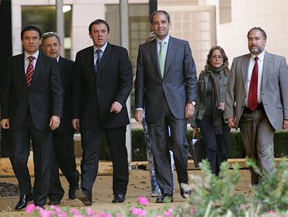 Joan Ignasi Pla y Francisco Camps (en el centro de la imagen), el lunes tras el acuerdo sobre el Estatuto.