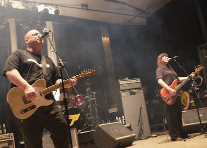 Black Francis y Kim Deal, de los Pixies, durante un concierto de la gira que los reunió en 2004 en Davis, California.