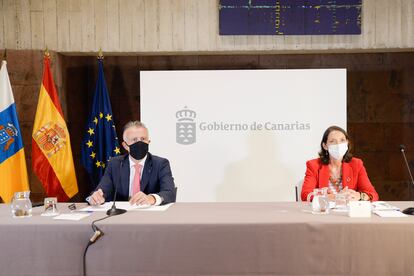 El presidente del Gobierno de Canarias, Ángel Víctor Torres, y la ministra de Industria, Turismo y Comercio, Reyes Maroto, durante su reunión convocada en la sede Presidencia del Gobierno de Canarias en Tenerife, para analizar la situación en la que se encuentra el archipiélago desde la pandemia de coronavirus.