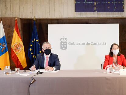 El presidente del Gobierno de Canarias, Ángel Víctor Torres, y la ministra de Industria, Turismo y Comercio, Reyes Maroto, durante su reunión convocada en la sede Presidencia del Gobierno de Canarias en Tenerife, para analizar la situación en la que se encuentra el archipiélago desde la pandemia de coronavirus.