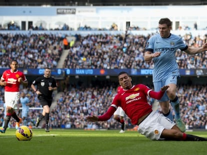 Smalling derriba a Milner en la acci&oacute;n de su expulsi&oacute;n.