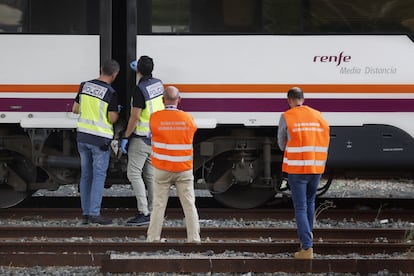 Agentes de policía junto al vagón donde encontró el cadáver de Álvaro Prieto, en la estación de Santa Justa de Sevilla.