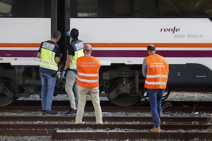 Agentes de policía junto al vagón donde se ha encontrado el cadáver, en Sevilla.