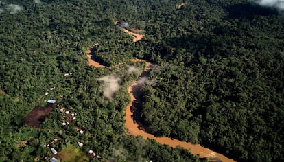 Vista aérea de la comunidad de Copataza, el próximo punto que será alcanzado por la nueva carretera.