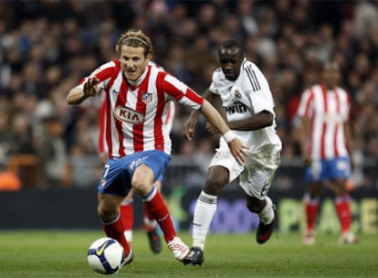 Diego Forlán (Atlético de Madrid) y Lass Diarra (Real Madrid), en el partido del sábado pasado.