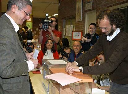 El alcalde de Madrid, Alberto Ruiz-Gallardón, ha ejercido esta mañana su derecho al voto en el Instituto San Mateo de la capital de España