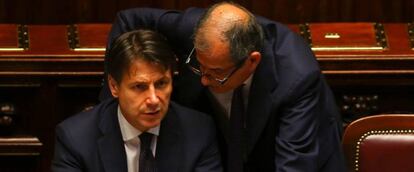 El primer ministro italiano, Giuseppe Conte, y el Ministro de Econom&iacute;a, Giovanni Tria
