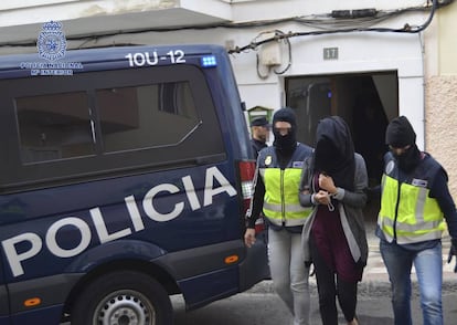 Agentes de la Policía Nacional detienen a una mujer por presuntamente pertenecer a la organización terrorista. 