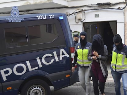 Agentes de la Policía Nacional detienen a una mujer por presuntamente pertenecer a la organización terrorista. 