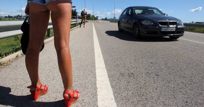 Una dona exercint la prostitució en una carretera catalana.