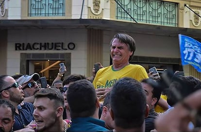 Jair Bolsonaro gesticula tras recibir una puñalada en septiembre.