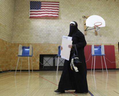 Una mujer musulmana vota en un colegio electoral de Dearborn, en el Estado de Michigan.