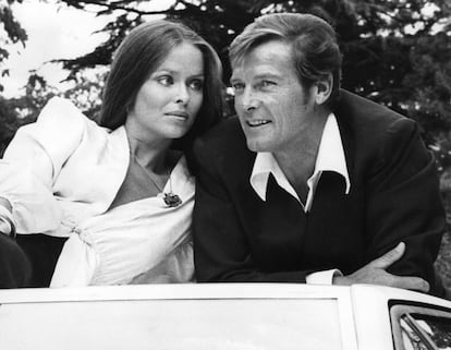 Tres años después de su última aparición como 007, Roger Moore estaba listo para seguir combatiendo el crimen internacional en 'La espía que me amó' (1977). Aquí la 'chica Bond' fue la actriz Bárbara Bach en su papel de agente Anya Amasova.