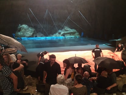 El público desaloja el anfiteatro a causa de la lluvia la noche del jueves en la inauguración del festival Grec.