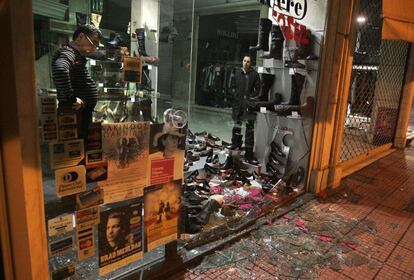 La vitrina de un almac&eacute;n, quebrada durante las protestas contra las nuevas medidas de austeridad.