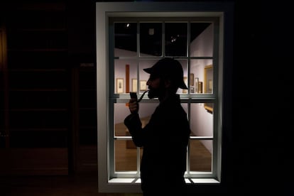 Timothy Long, comisario de la exposición "Sherlock Holmes: El hombre que nunca vivió y Will Never Die" posa caracterizado como el famoso detective, en el Museo de Londres.