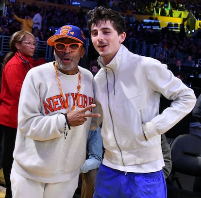 A pie de pista. Le apasiona acudir a partidos de baloncesto, donde muestra su dominio de los códigos de vestimenta urbanos, con prendas deportivas como este conjunto con el que este mismo año ha posado junto al director Spike Lee en un partido entre Los Angeles Lakers y los New York Knicks celebrado en Los Ángeles.