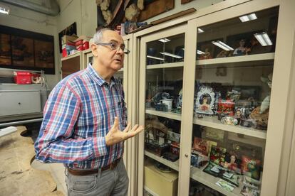 Antonio Valle, director de la Escuela de Arte 3, junto a varias piezas de esmaltes artísticos.